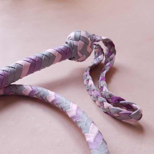 Fouet single tail - 70 cm en cuir tressé - gris, rose & lilas