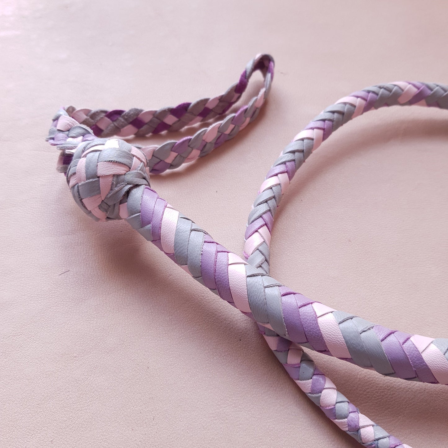 Fouet single tail - 70 cm en cuir tressé - gris, rose & lilas