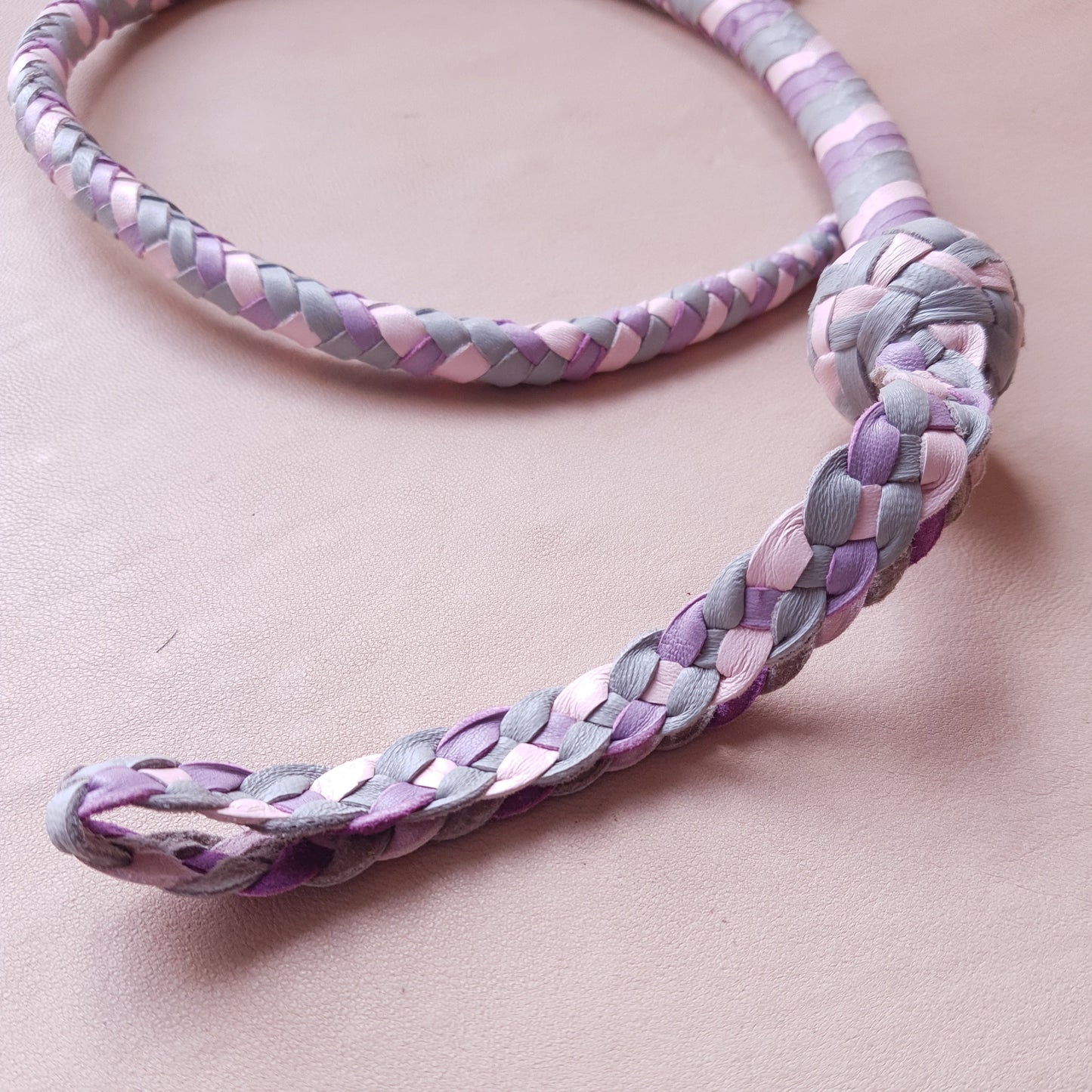 Fouet single tail - 70 cm en cuir tressé - gris, rose & lilas