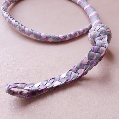 Fouet single tail - 70 cm en cuir tressé - gris, rose & lilas