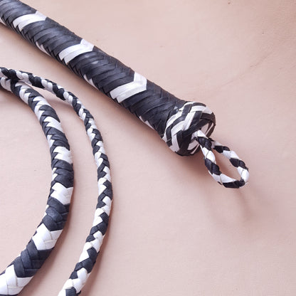 Fouet bullwhip - 240 cm en cuir tressé - noir & blanc