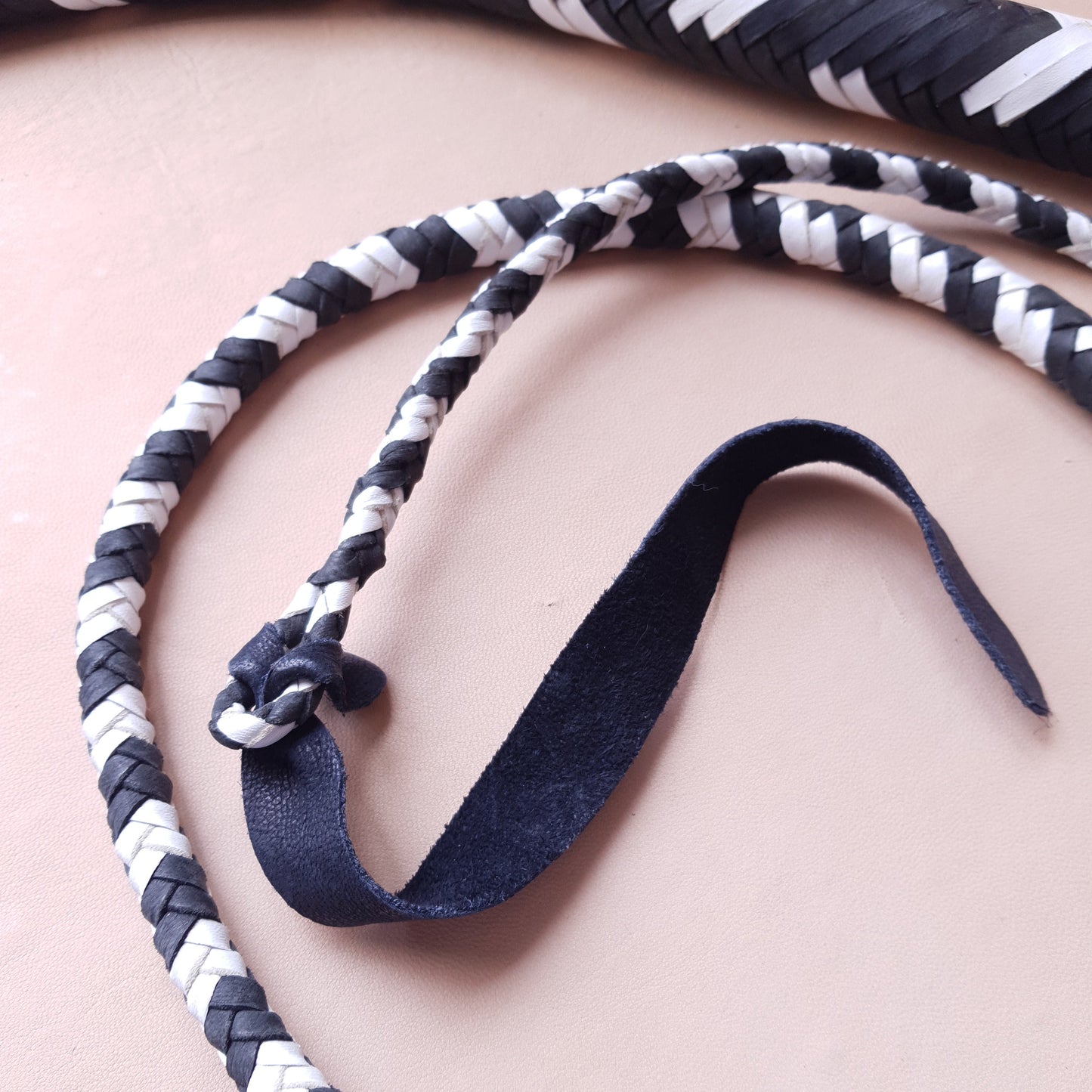 Fouet bullwhip - 240 cm en cuir tressé - noir & blanc