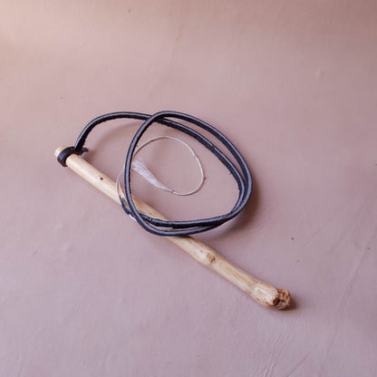 Fouet manche en bois - 85 cm en cuir - noir & blanc