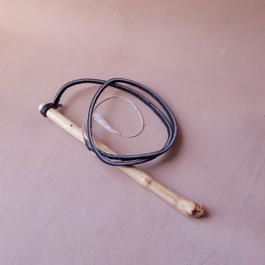 Fouet manche en bois - 85 cm en cuir - noir & blanc