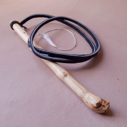 Fouet manche en bois - 85 cm en cuir - noir & blanc