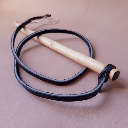 Fouet manche en bois - 85 cm en cuir - noir & blanc