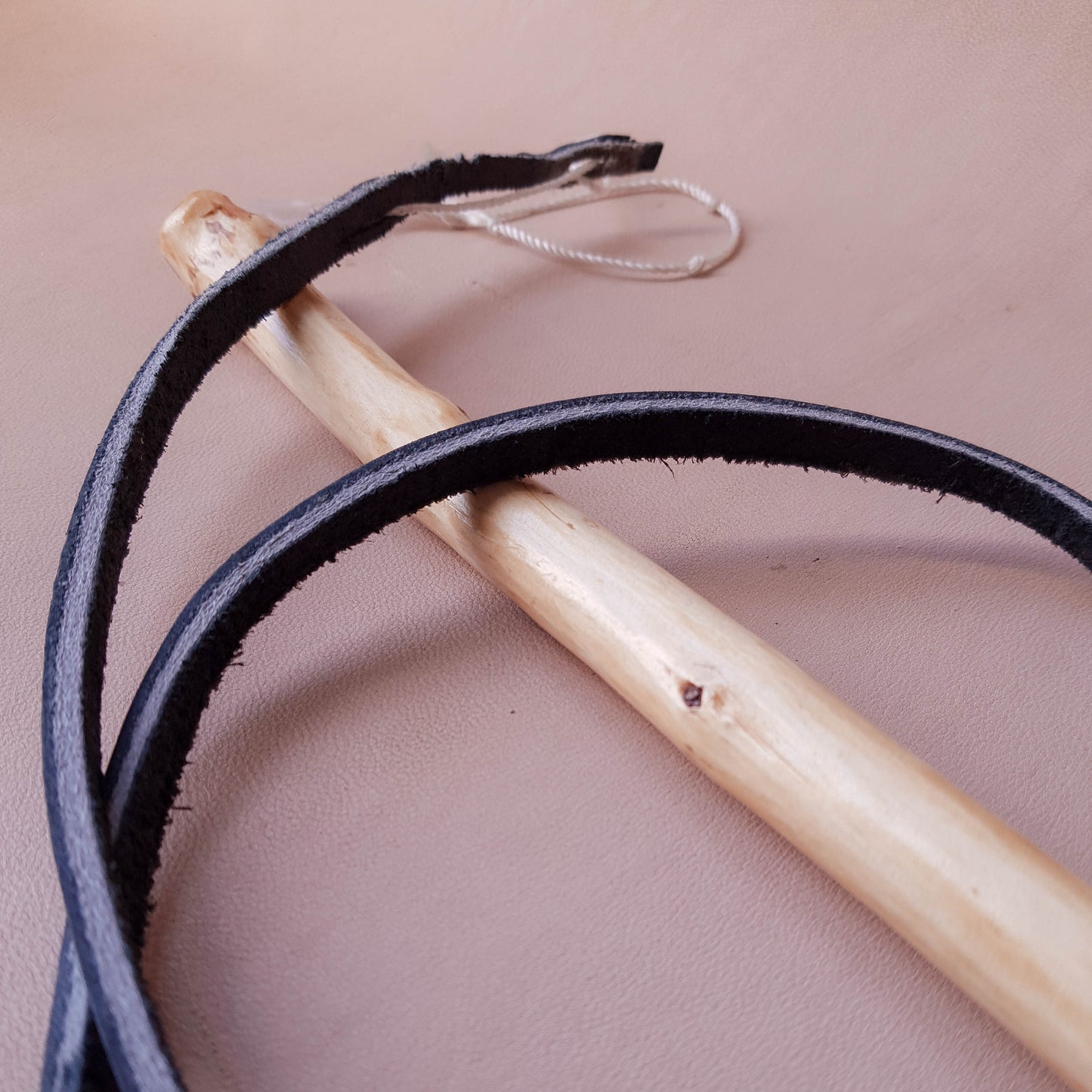 Fouet manche en bois - 85 cm en cuir - noir & blanc