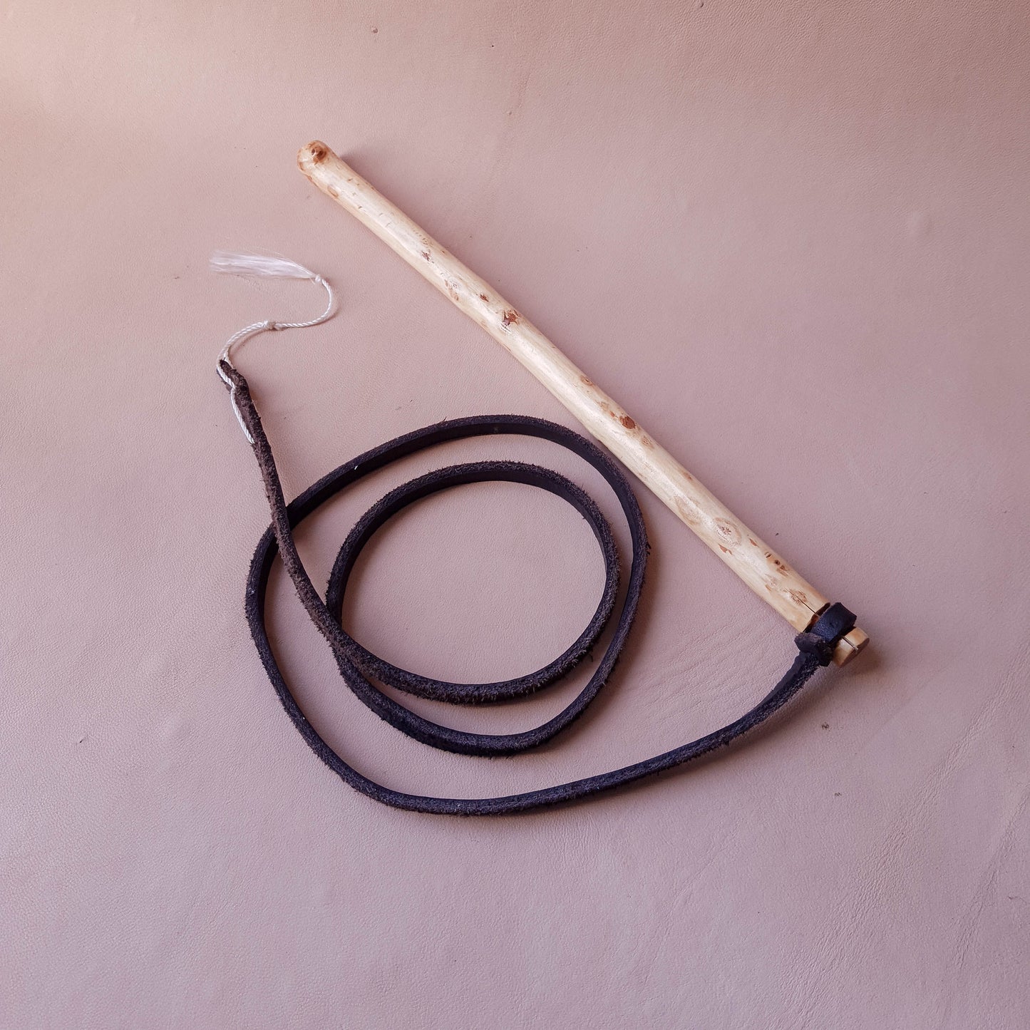 Fouet manche en bois - 105 cm en cuir - noir