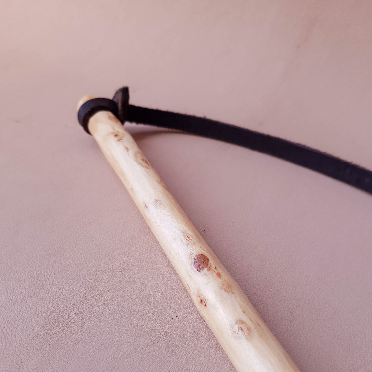 Fouet manche en bois - 105 cm en cuir - noir