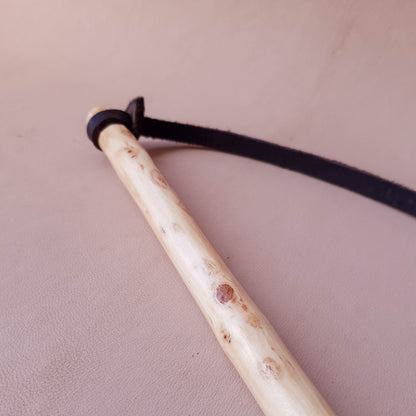 Fouet manche en bois - 105 cm en cuir - noir