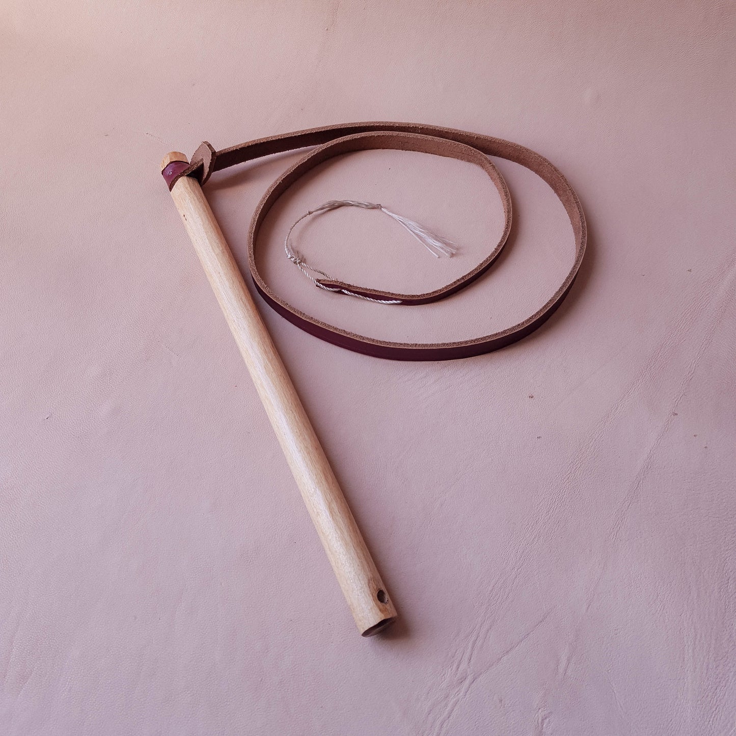 Fouet manche en bois - 95 cm en cuir - bordeaux