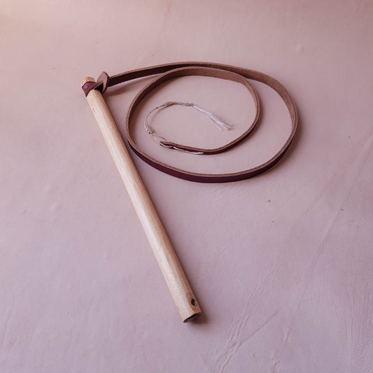 Fouet manche en bois - 95 cm en cuir - bordeaux