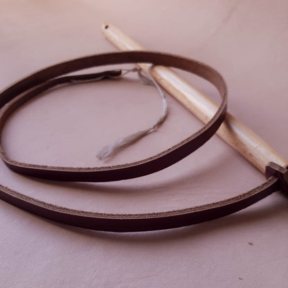 Fouet manche en bois - 95 cm en cuir - bordeaux