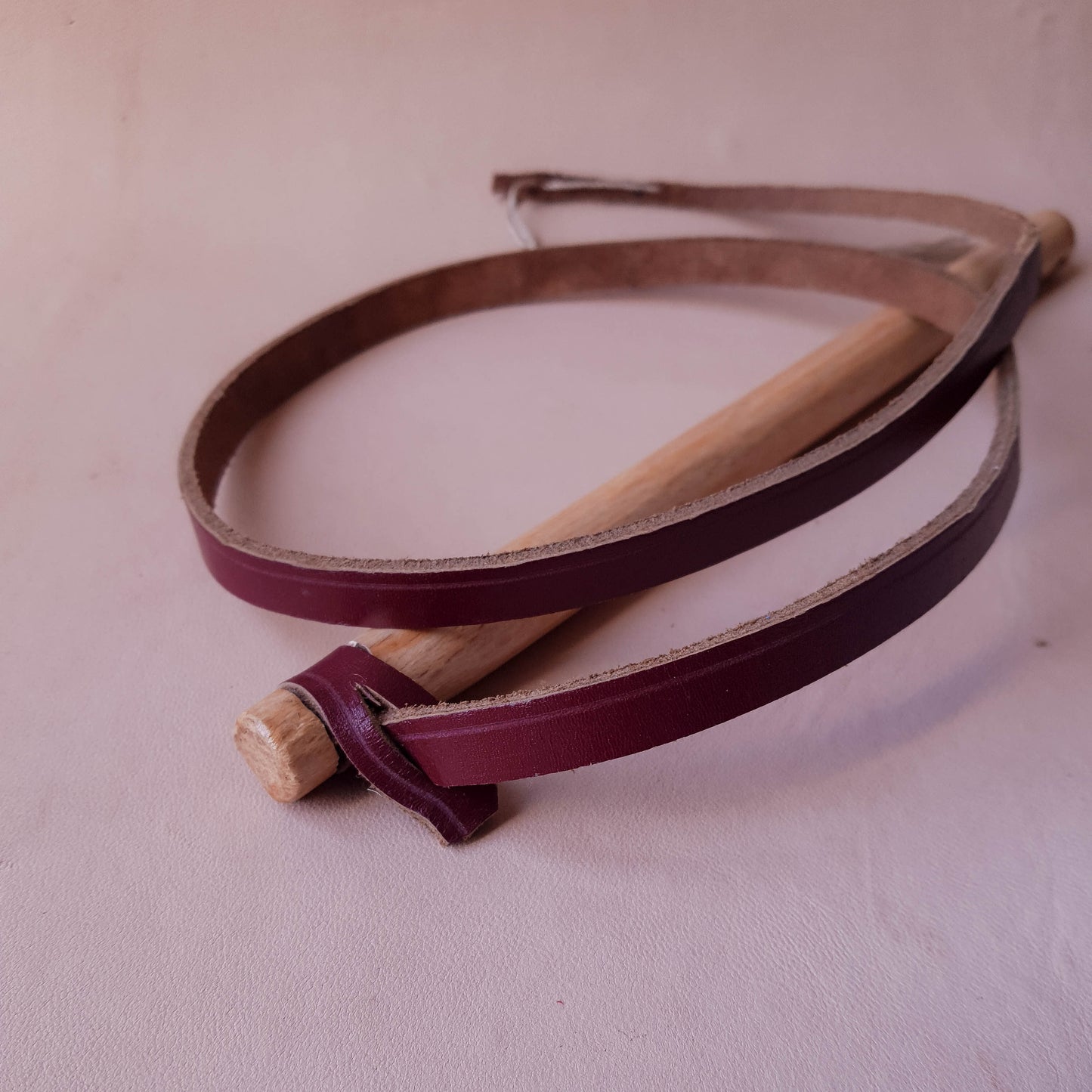 Fouet manche en bois - 95 cm en cuir - bordeaux