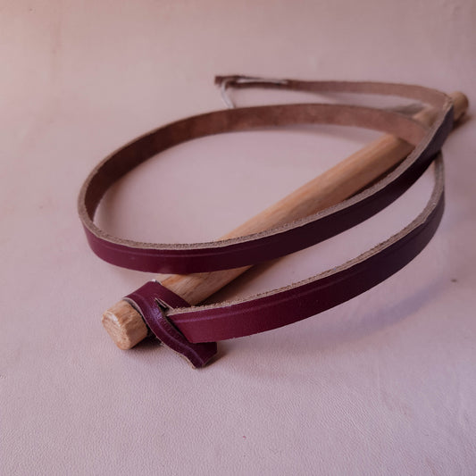 Fouet manche en bois - 95 cm en cuir - bordeaux