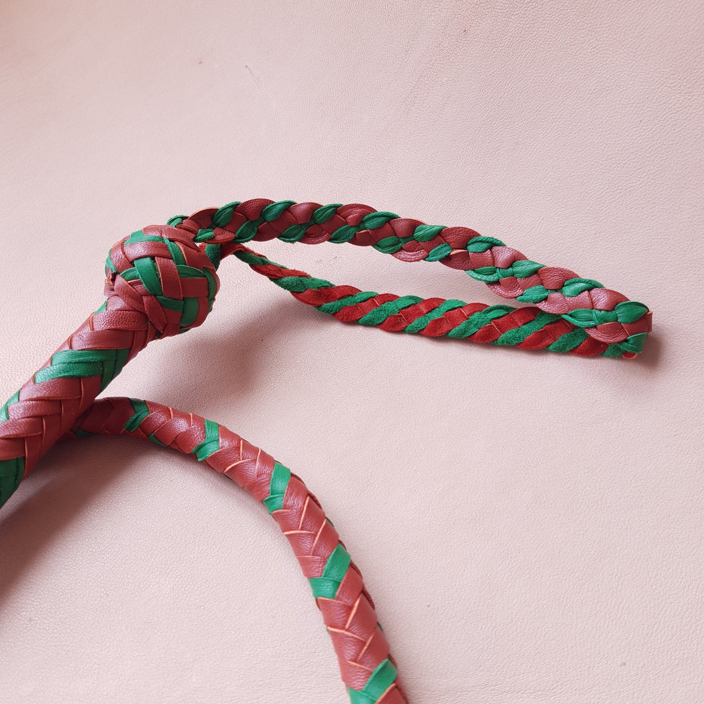 Fouet single tail - 80 cm en cuir tressé - marron & vert