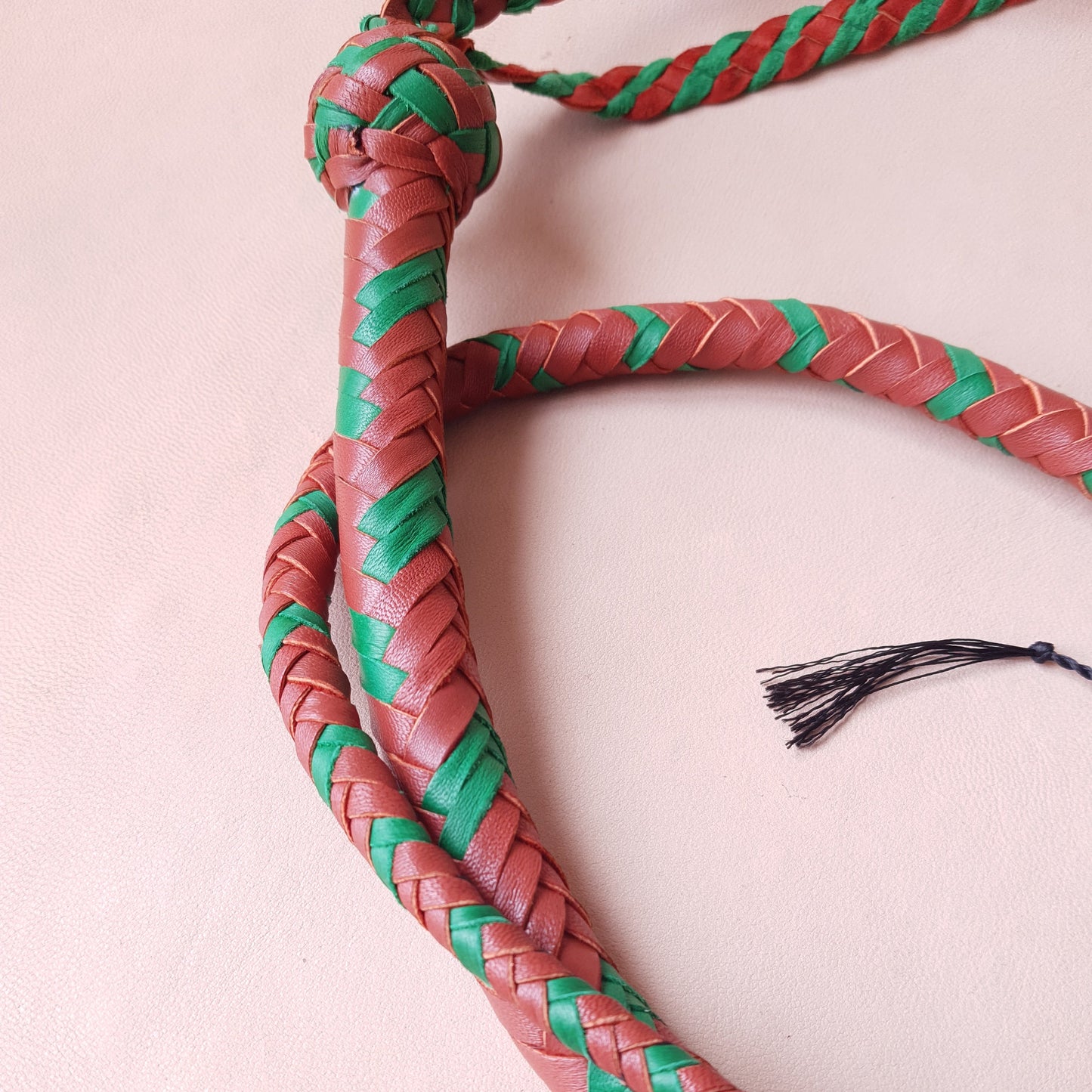 Fouet single tail - 80 cm en cuir tressé - marron & vert