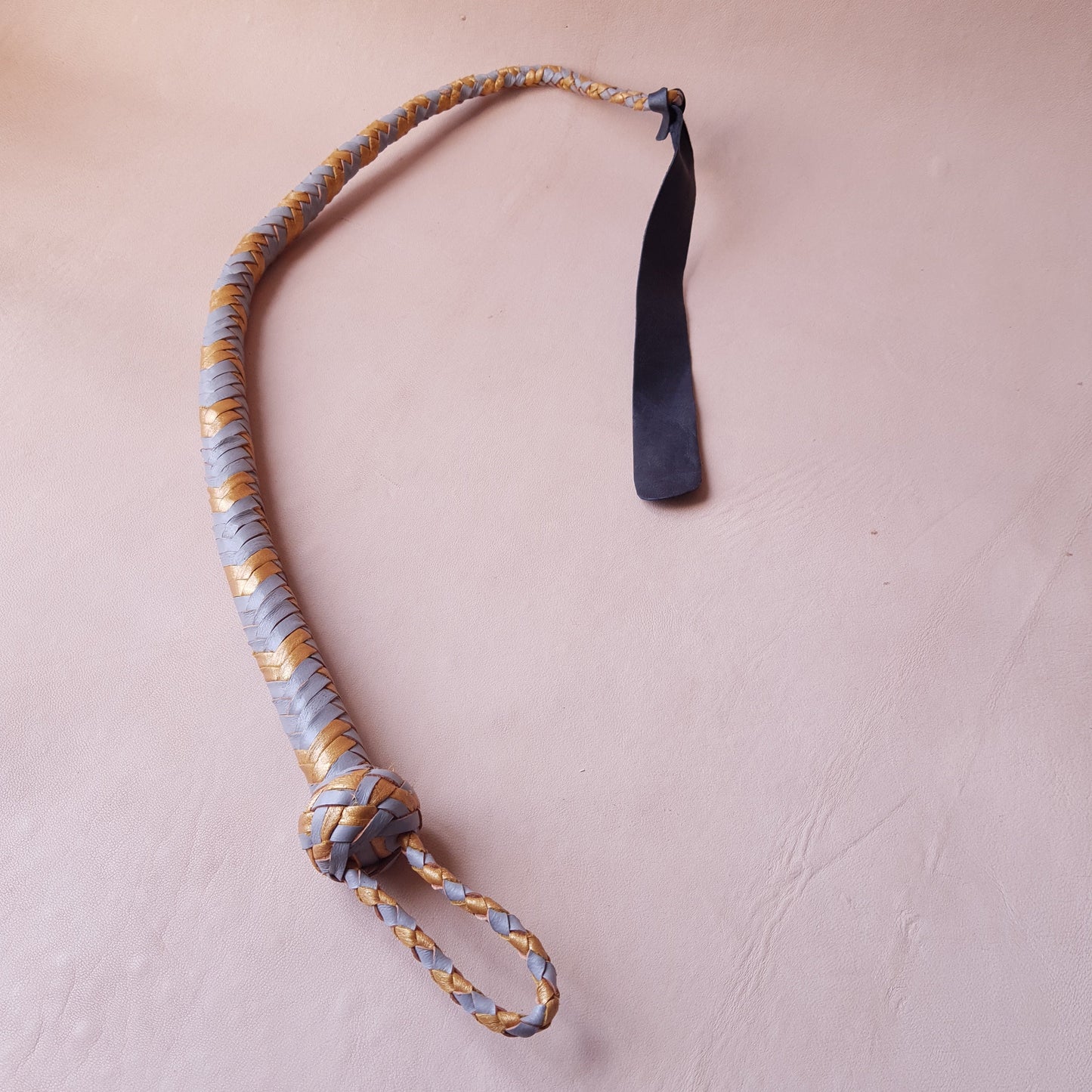 Fouet cravache mexicaine - 56 cm en cuir tressé - gris & or