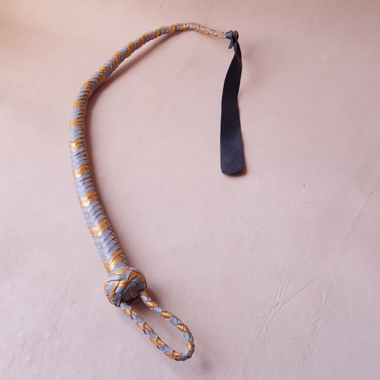 Fouet cravache mexicaine - 56 cm en cuir tressé - gris & or
