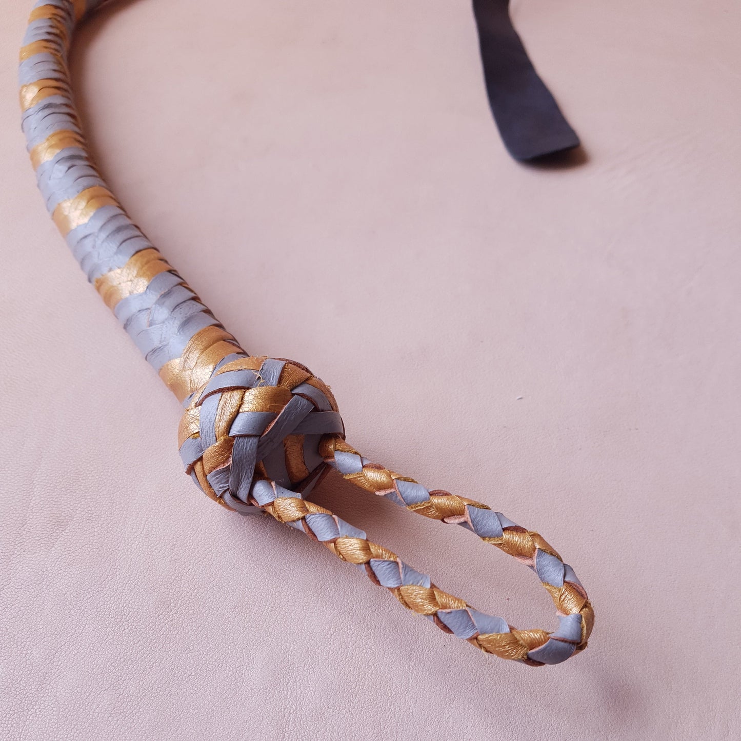 Fouet cravache mexicaine - 56 cm en cuir tressé - gris & or