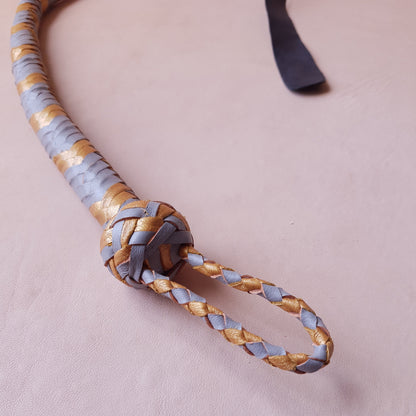 Fouet cravache mexicaine - 56 cm en cuir tressé - gris & or