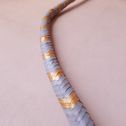 Fouet cravache mexicaine - 56 cm en cuir tressé - gris & or