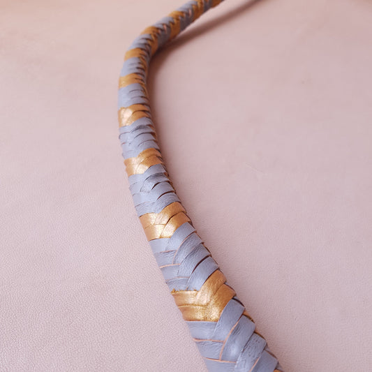 Fouet cravache mexicaine - 56 cm en cuir tressé - gris & or