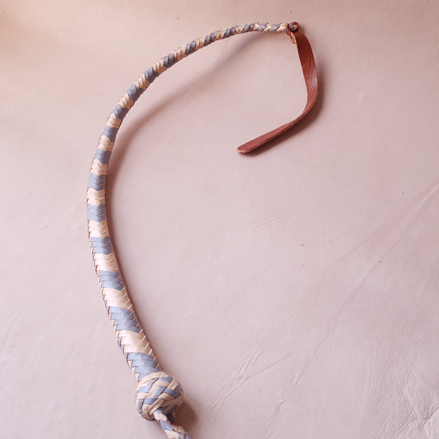 Fouet cravache mexicaine - 58 cm en cuir tressé - gris & beige