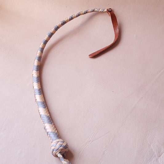 Fouet cravache mexicaine - 58 cm en cuir tressé - gris & beige