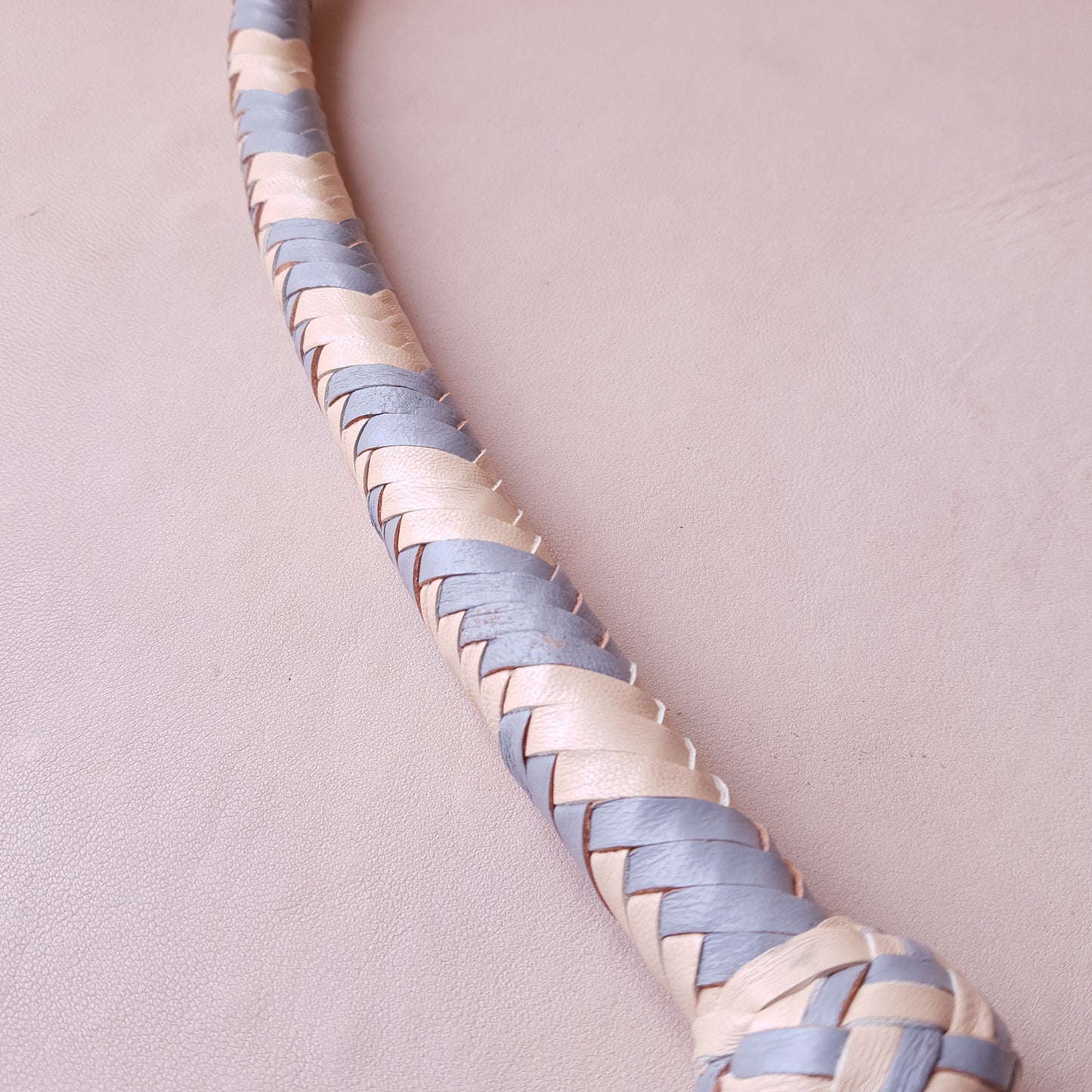 Fouet cravache mexicaine - 58 cm en cuir tressé - gris & beige