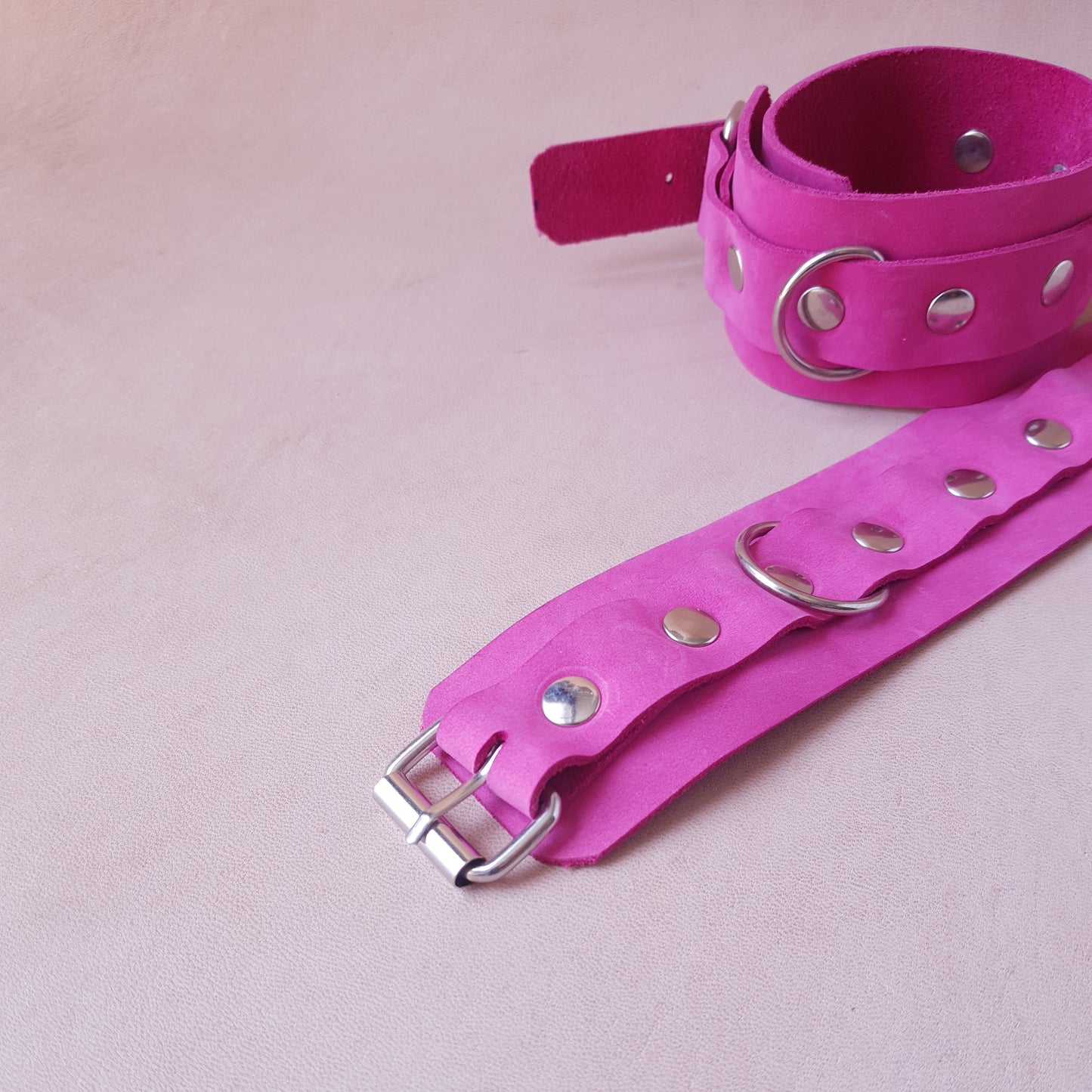 Menottes cuir - 27,5 cm - rose