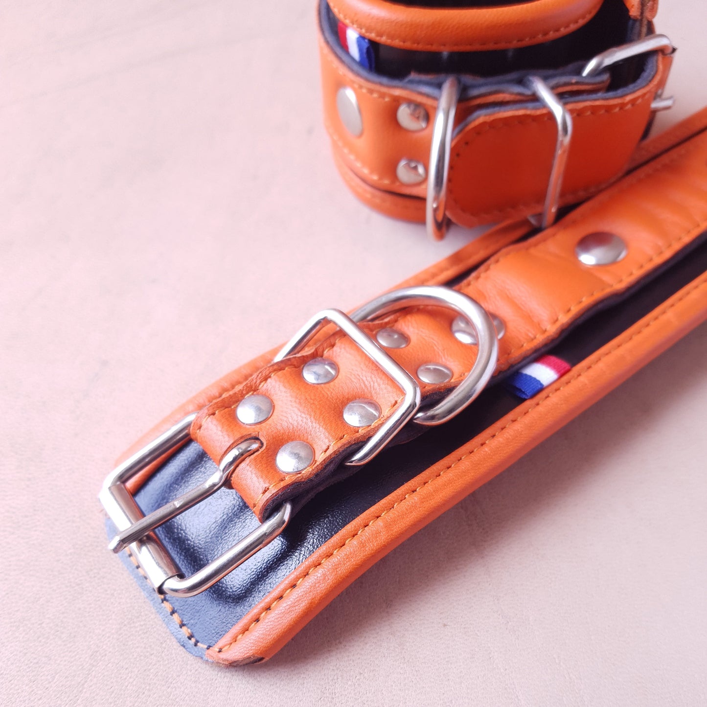 Menottes cuir - 20 cm - orange & noir