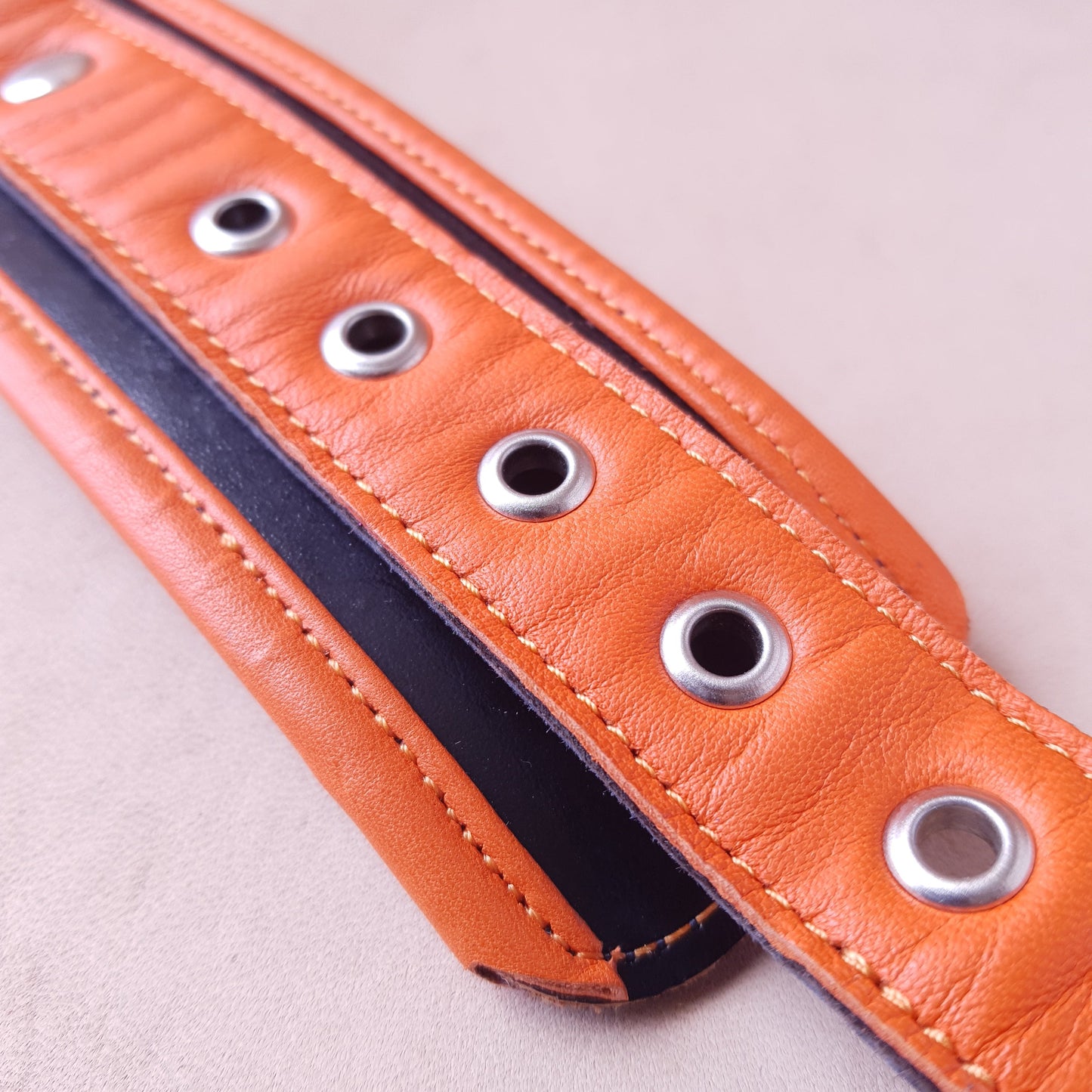 Menottes cuir - 20 cm - orange & noir