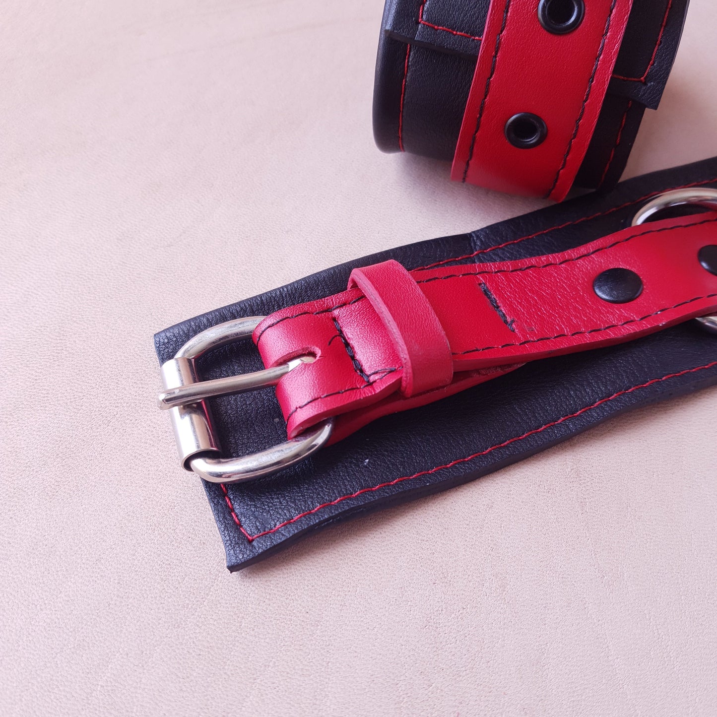 Menottes cuir - 25,5 cm - rouge & noir