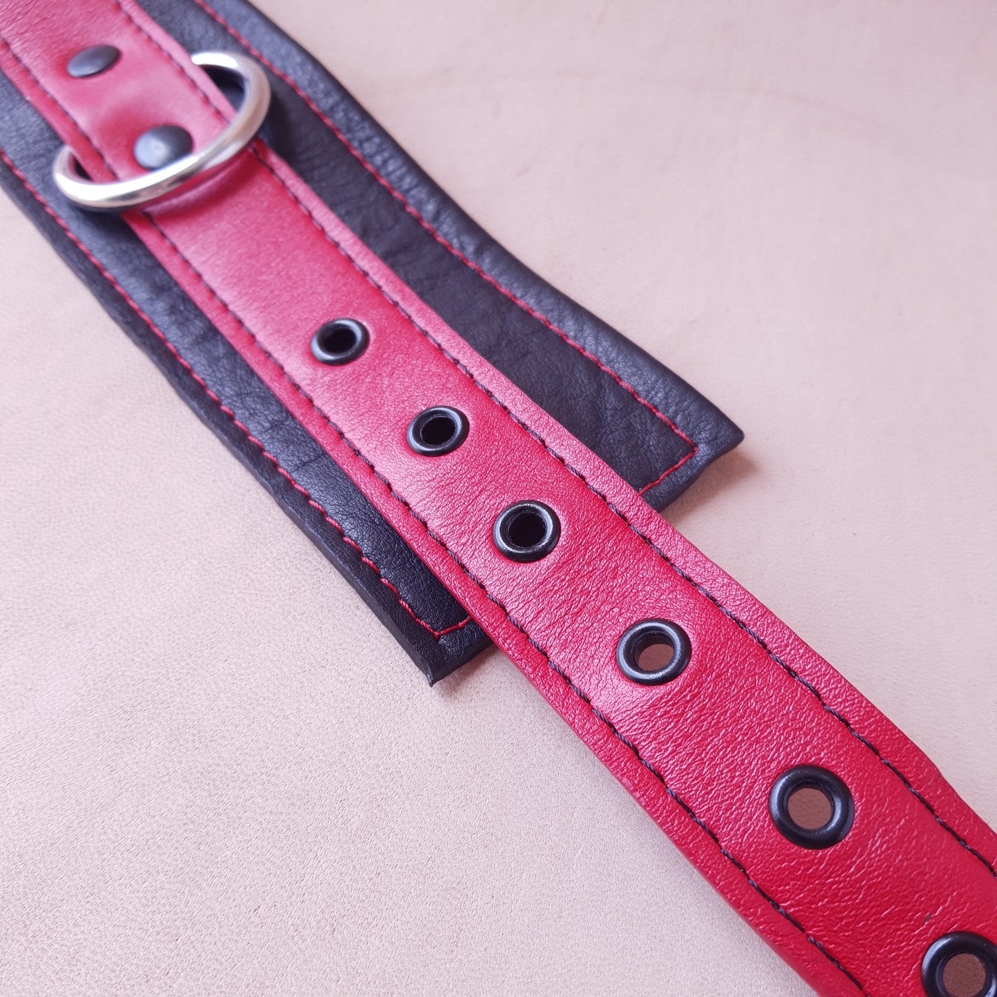 Menottes cuir - 25,5 cm - rouge & noir