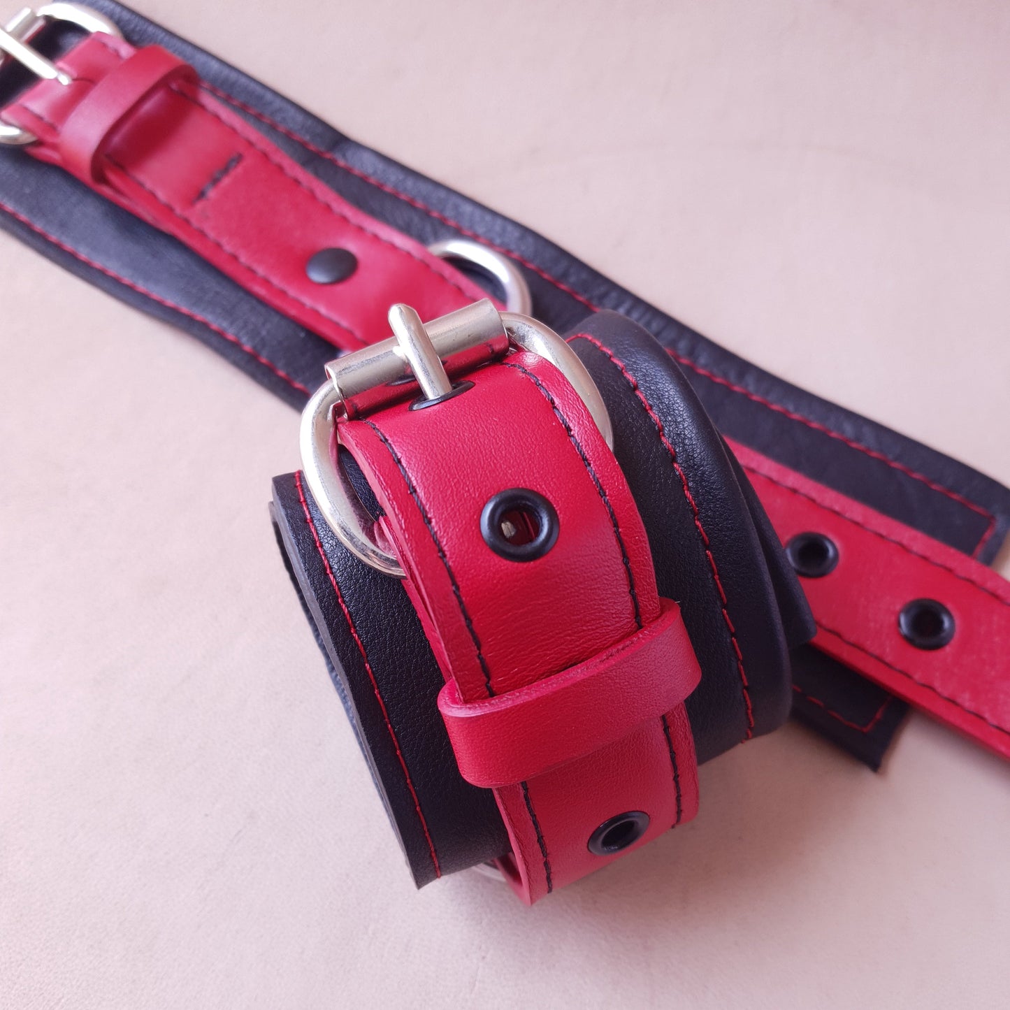 Menottes cuir - 25,5 cm - rouge & noir