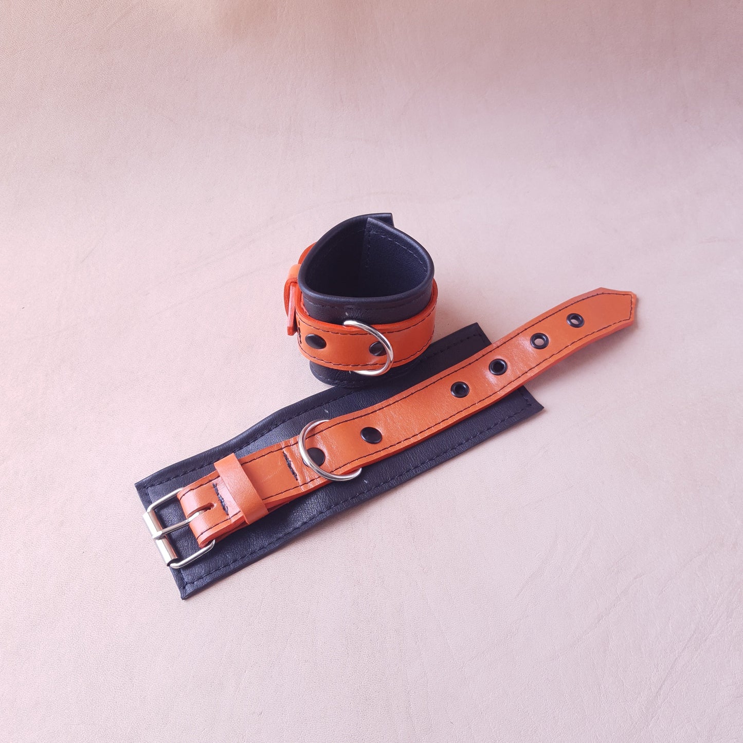 Menottes cuir - 20,5 cm - orange & noir