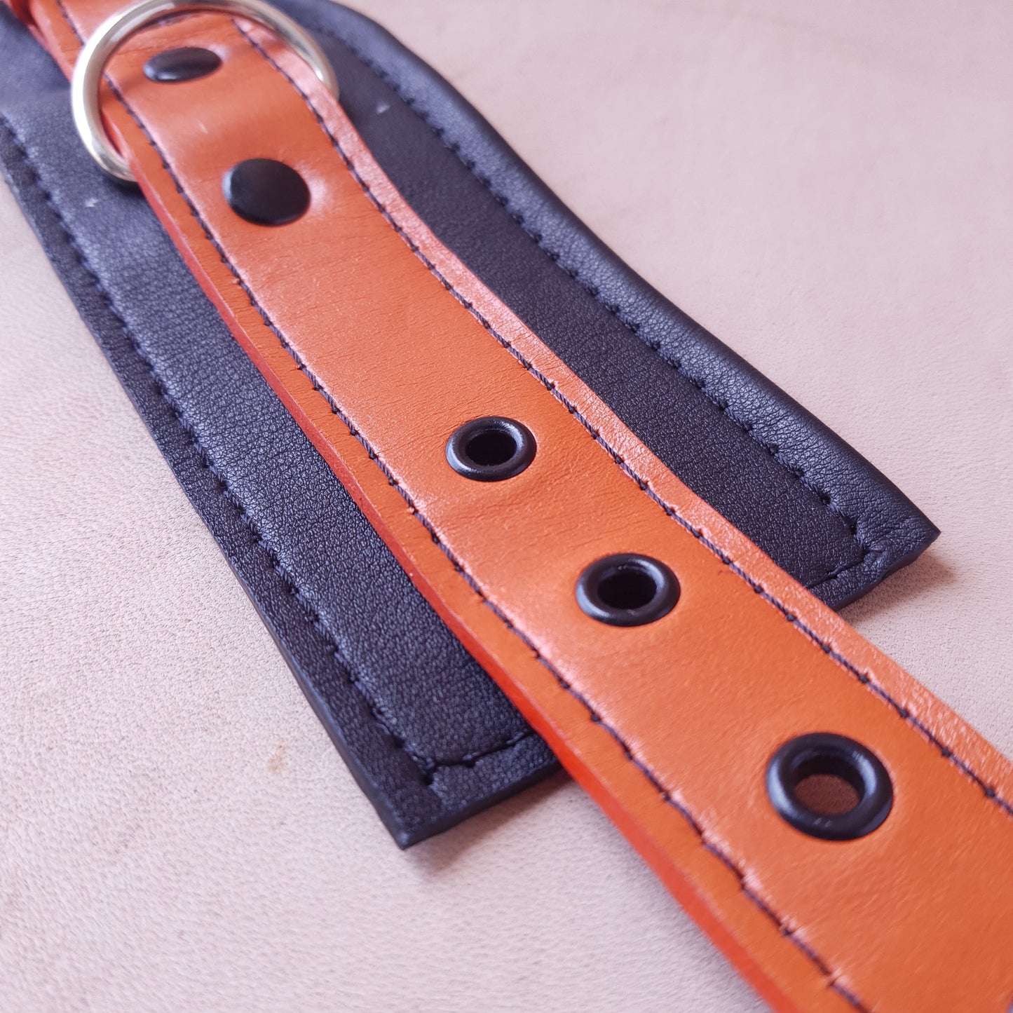 Menottes cuir - 20,5 cm - orange & noir