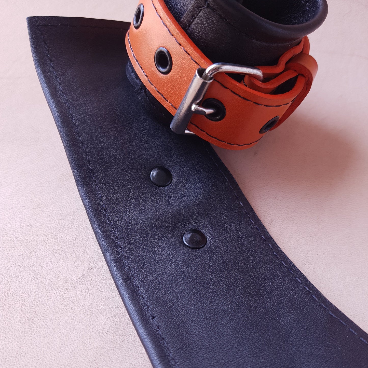 Menottes cuir - 20,5 cm - orange & noir