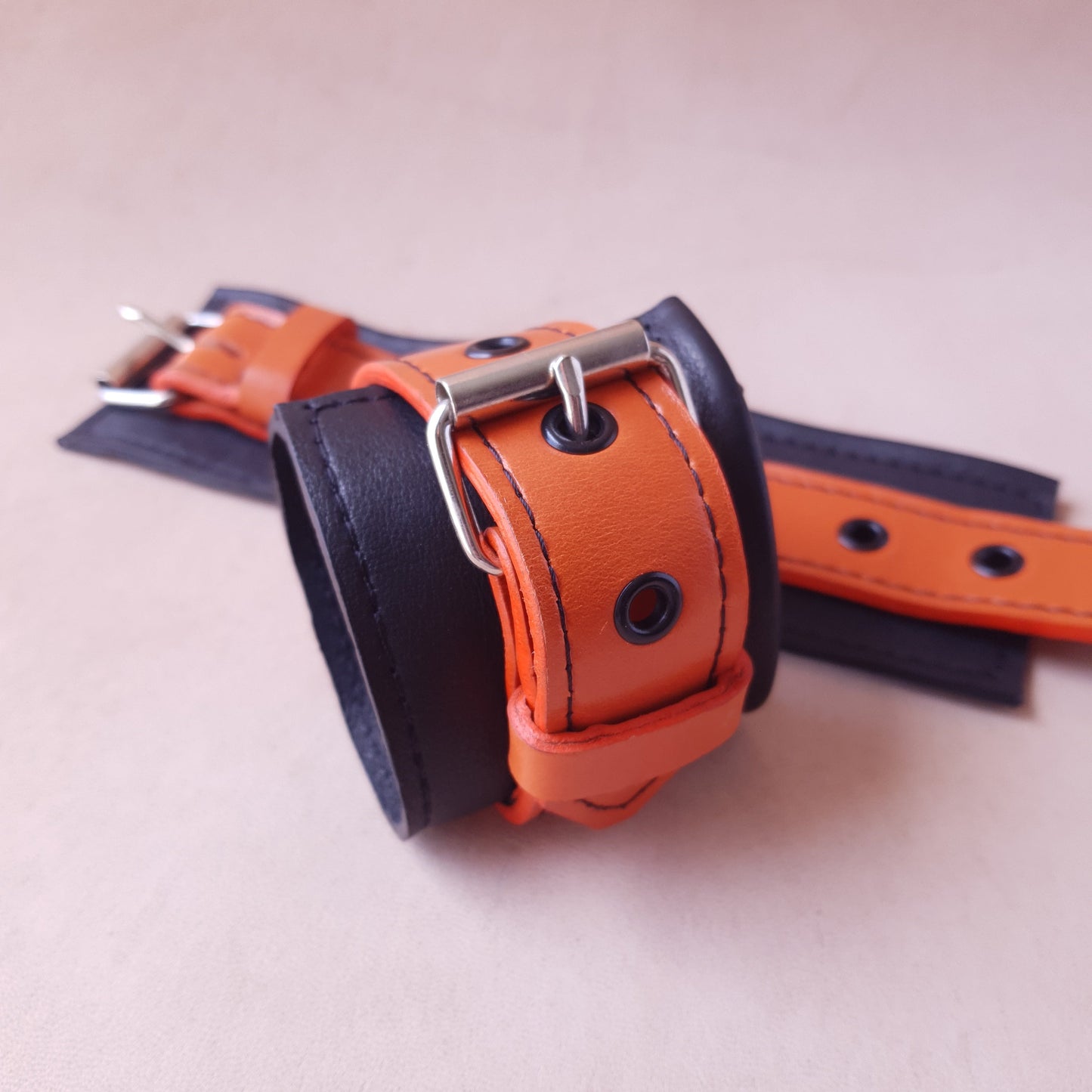 Menottes cuir - 20,5 cm - orange & noir
