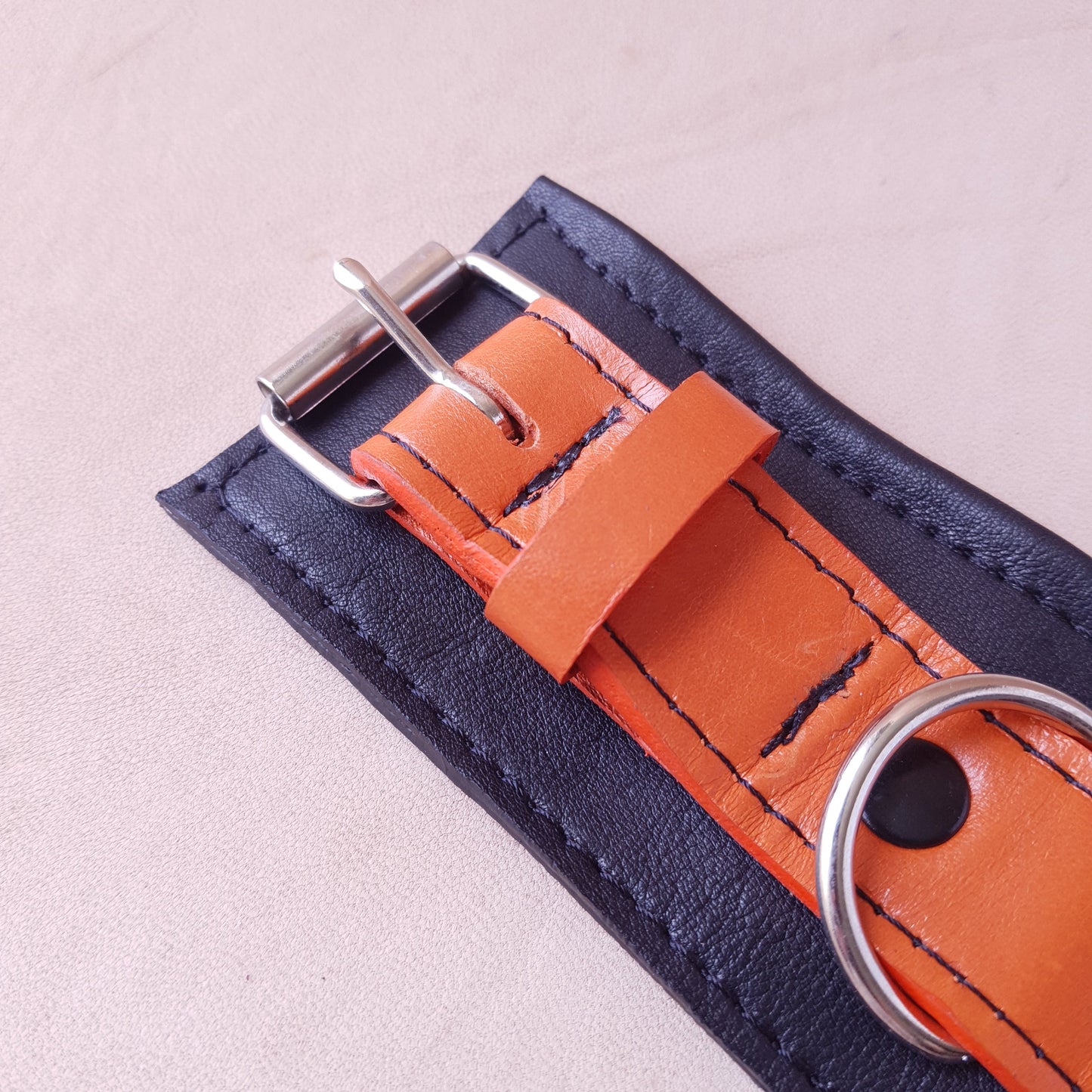 Menottes cuir - 20,5 cm - orange & noir
