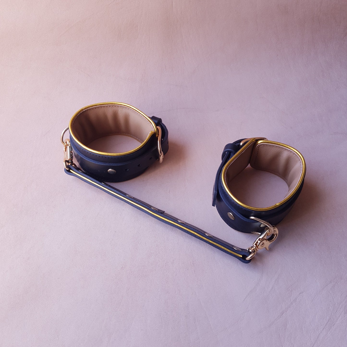 Menottes cuir - 27,5 cm - noir & or
