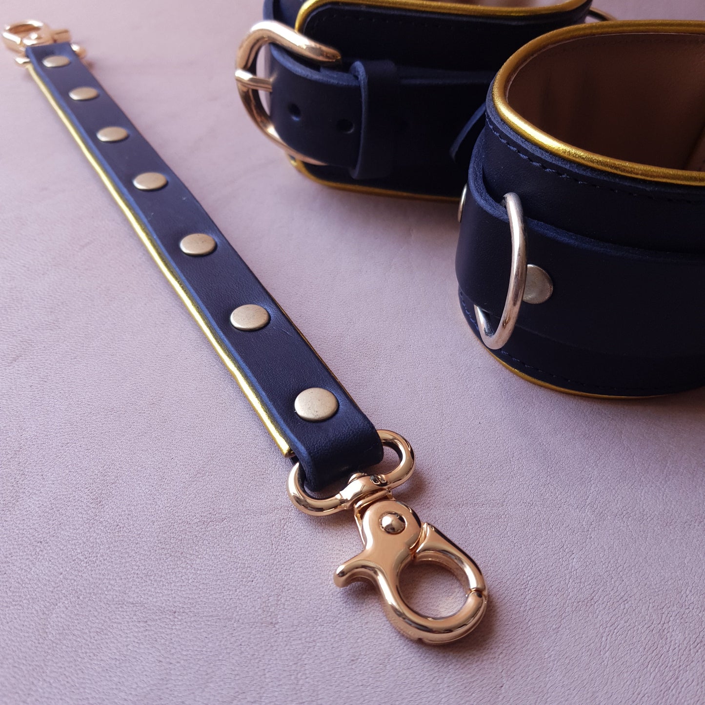 Menottes cuir - 27,5 cm - noir & or
