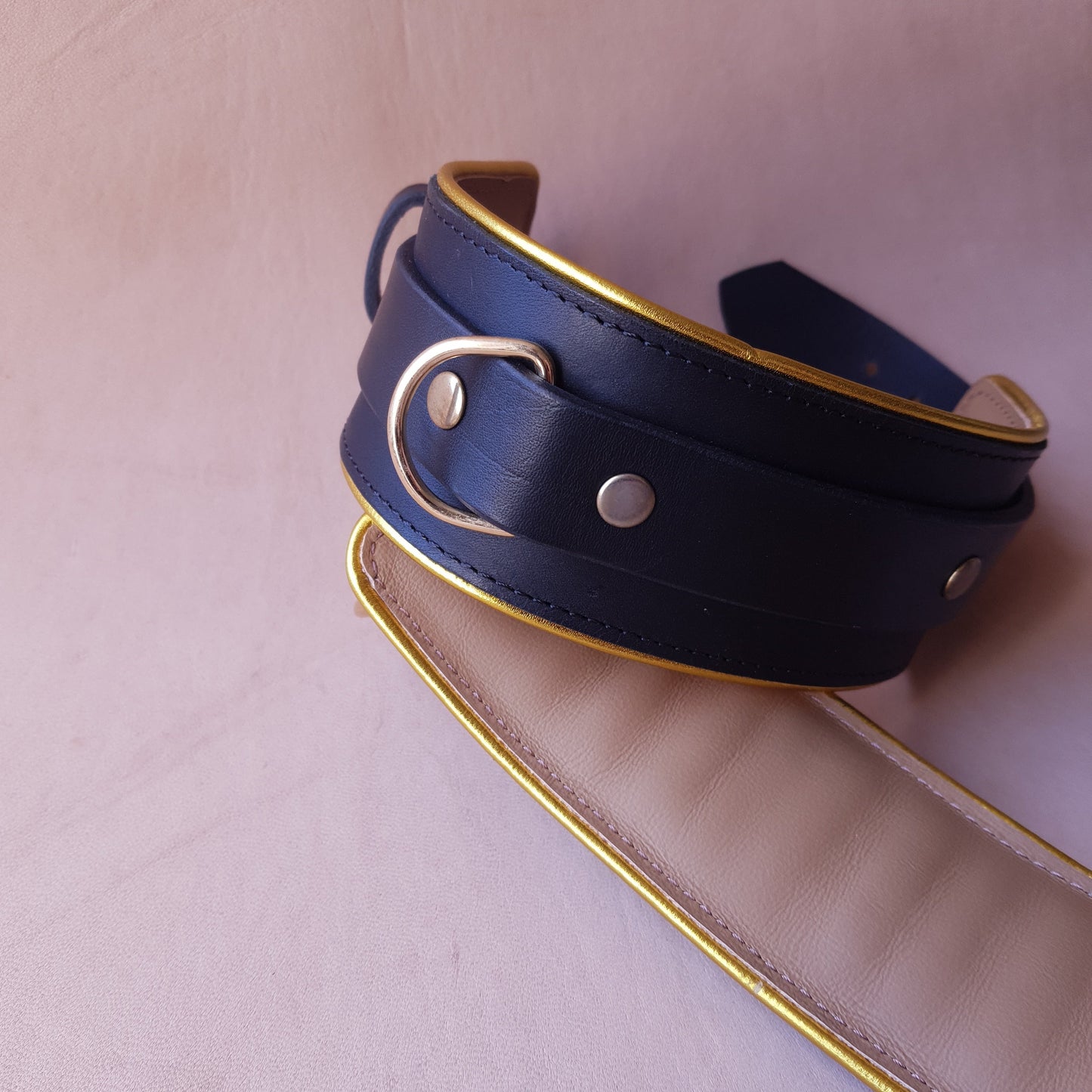 Menottes cuir - 27,5 cm - noir & or