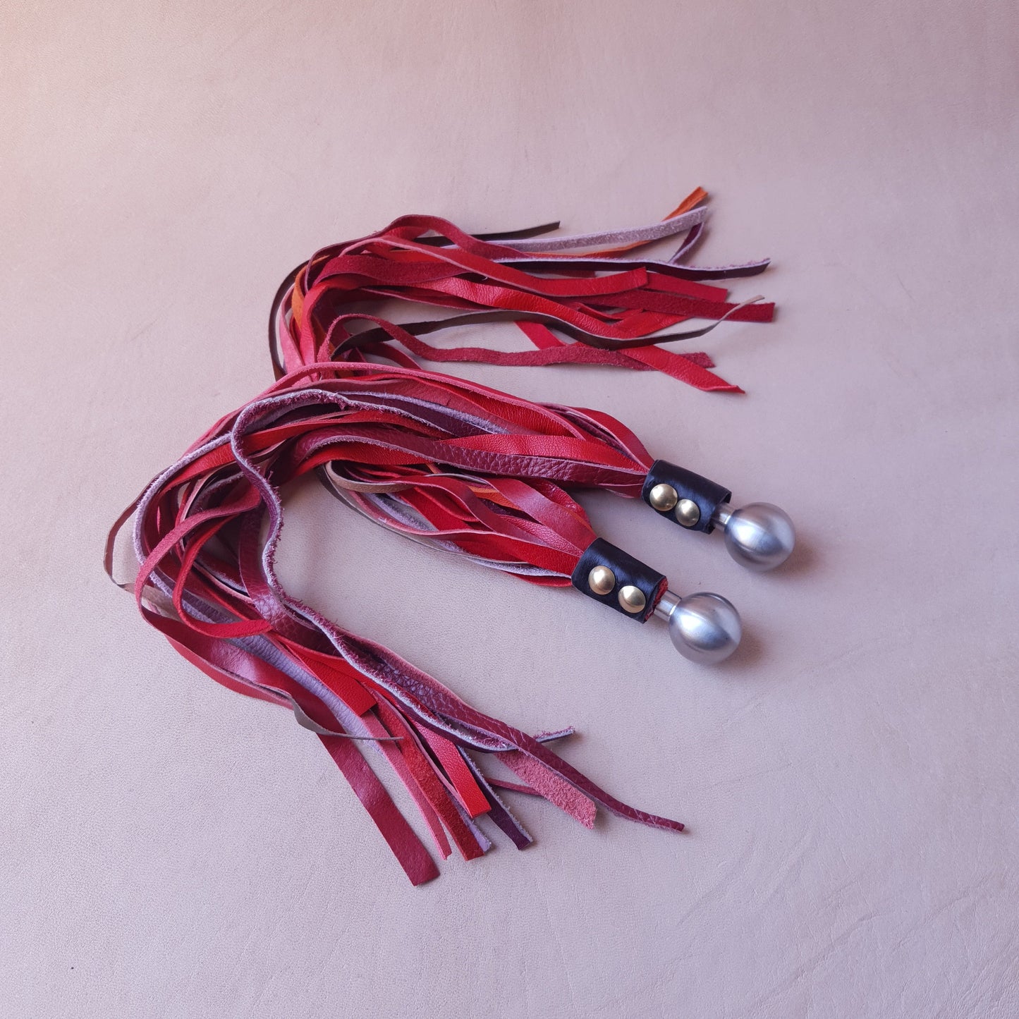 Paire de martinets cuir & inox - 42 cm - rouge, bordeaux & bronze