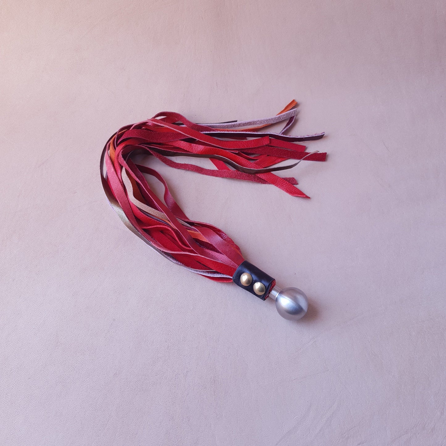 Martinet cuir & inox - 42 cm - rouge, bordeaux & bronze