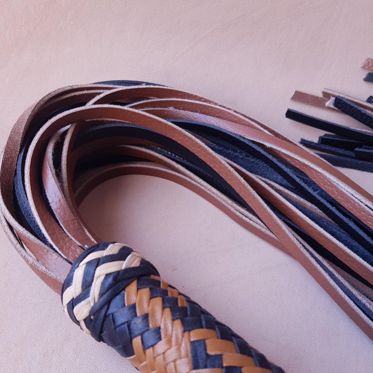 Martinet cuir & knot - 93 cm - noir & marron