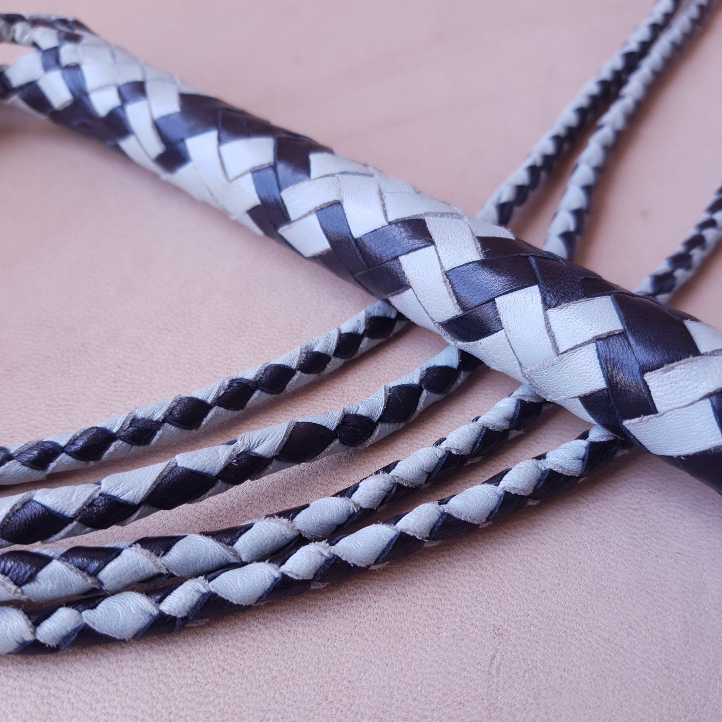 Martinet cuir & knot - 63 cm - noir & gris