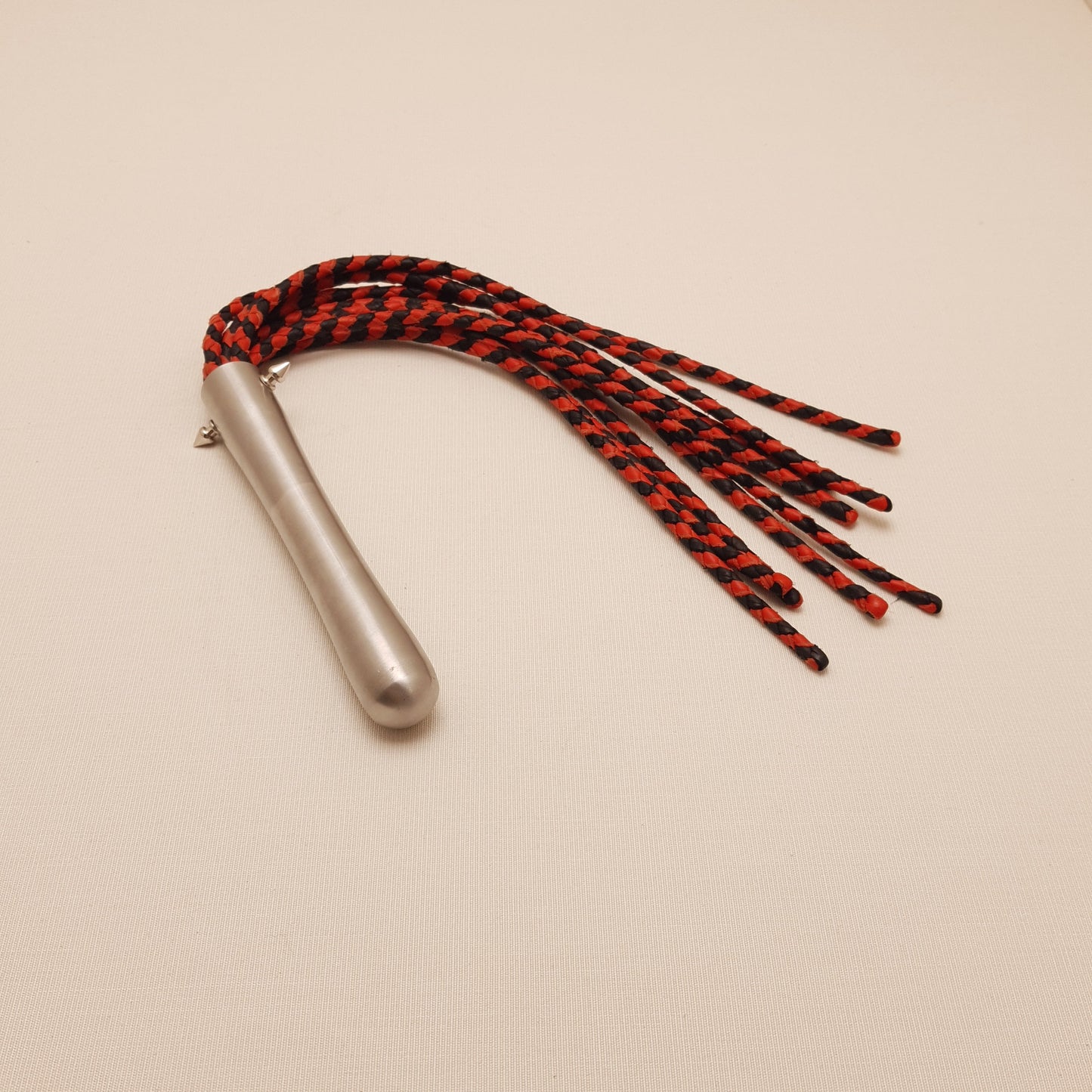 Martinet cat o nine cuir & inox - 33 cm - rouge & noir