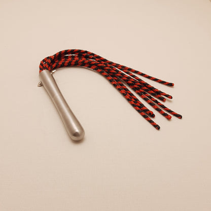 Martinet cat o nine cuir & inox - 33 cm - rouge & noir